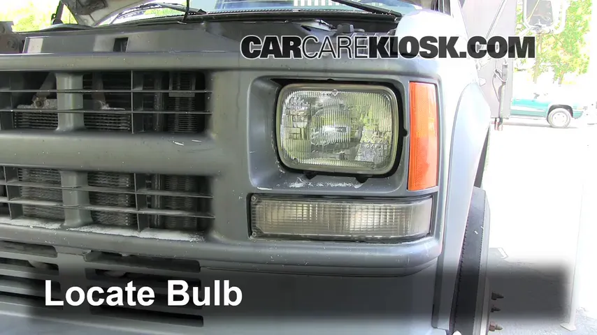2000 Chevrolet K3500 6.5L V8 Turbo Diesel Cab and Chassis Lights Turn Signal - Front (replace bulb)